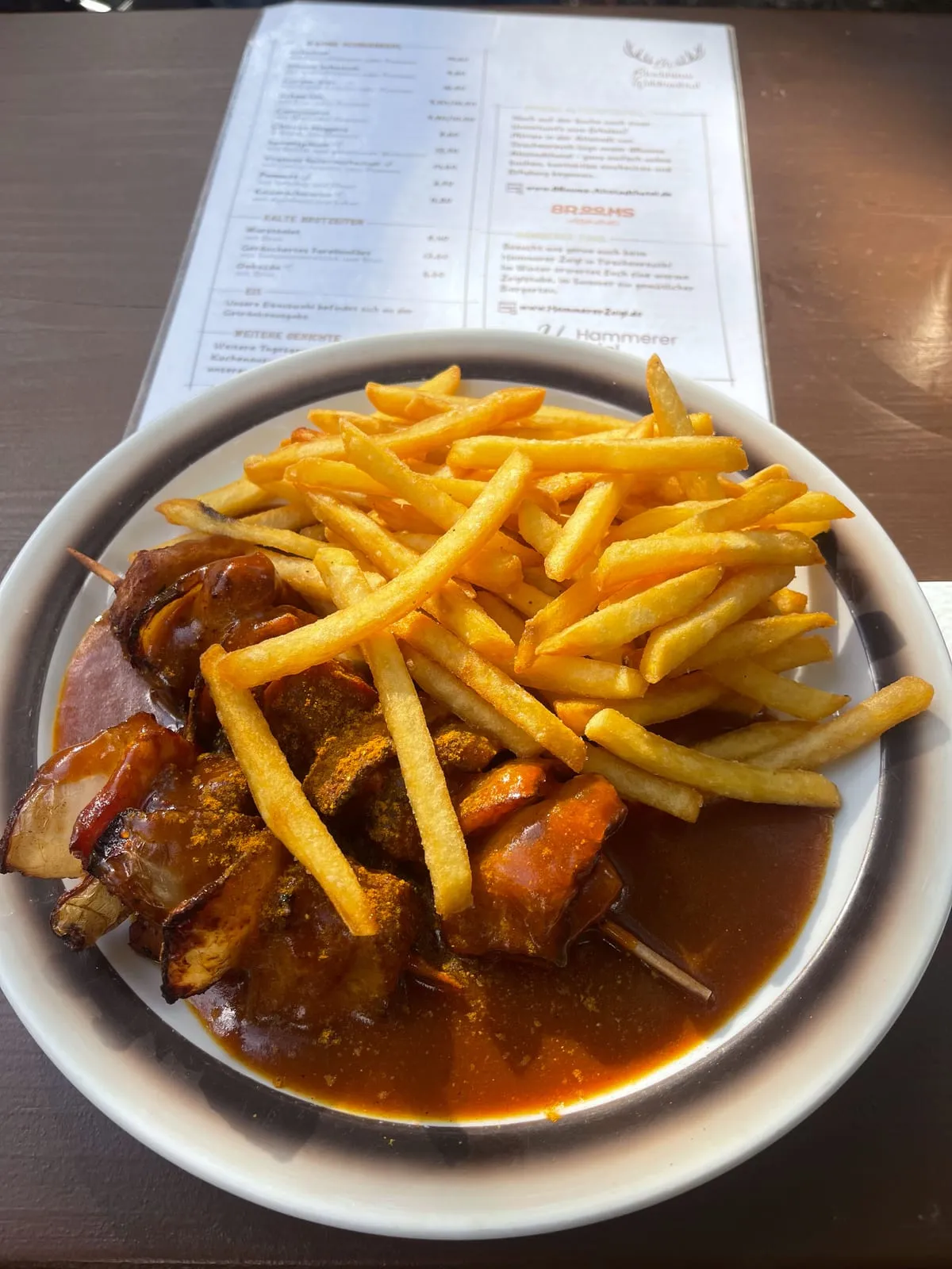 Currywurst mit Pommes bei der Einkehr an der Blockhütte