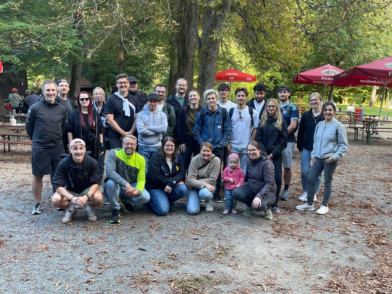 Gruppenbild des C3-Teams im Biergarten an der Blockhütte im Waldnaabtal