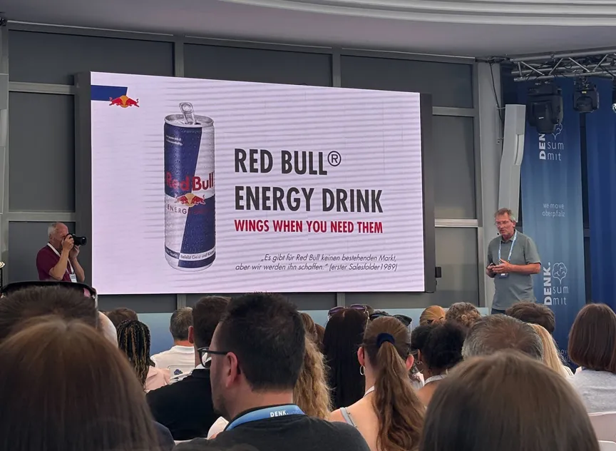 Bühne der DENK Summit; mit einem Vortrag über Marketing von Red Bull Energy Drinks