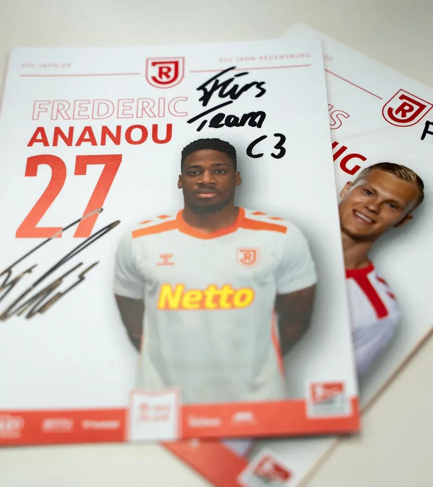 Autogrammkarten von SSV Jahn Spieler Frederic Ananou und Louis Breunig mit persönlicher Widmung "Fürs Team C3"