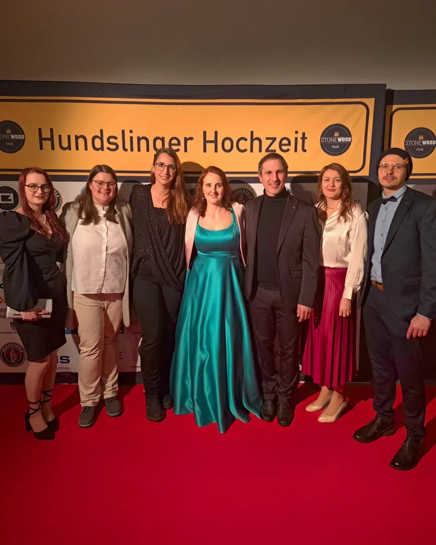 C3 Team auf dem roten Teppich bei der Kinopremiere von "Hundslinger Hochzeit" mit Regisseurin und Schauspielerin Christina Baumer (Mitte) 