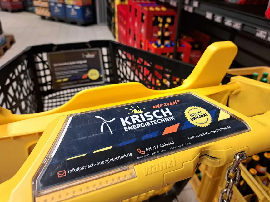 Einkaufswagen mit Werbefläche der Firma KRISCH Energietechnik in einem Supermarkt im Landkreis Tirschenreuth