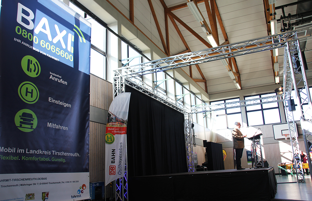Bild einer Bühne mitsamt BAXI-Banner bei einer Veranstaltung in Wiesau. 